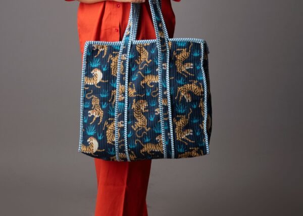 Fierce Tiger tote bag with zipper - Image 2