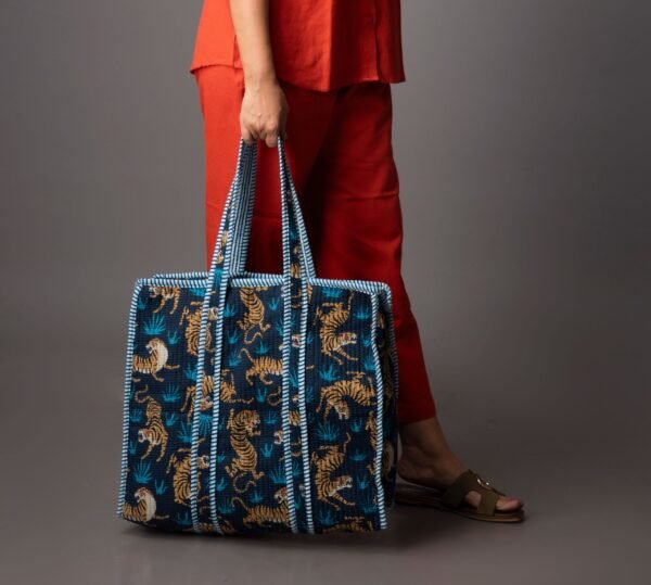 Fierce Tiger tote bag with zipper