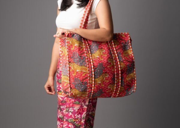 Laal Sherni tote bag with zipper - Image 2