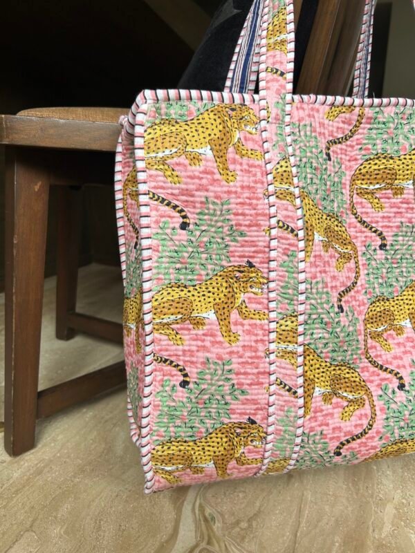 Pastel pink leopard print tote bag with zipper - Image 2