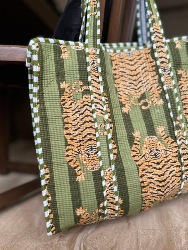 Tigress in green quilted tote bag with zipper - Image 2