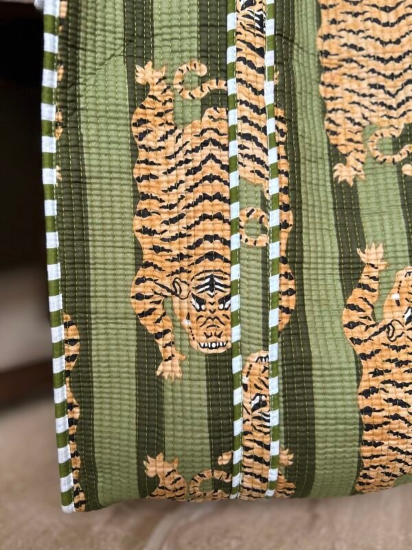 Tigress in green quilted tote bag with zipper - Image 3